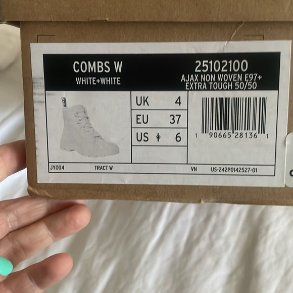New in box Women’s Dr Martens Combs W White+White Combat Boots AW004 Size 6 US - Picture 6 of 6